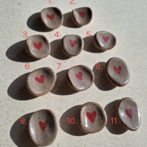 Pierre d’apaisement/ worry stone – Fond grès cœur rouge