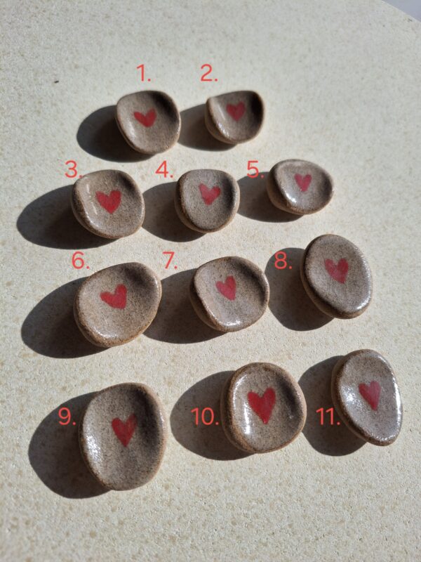 Pierre d'apaisement/ worry stone - Fond grès cœur rouge – Image 2
