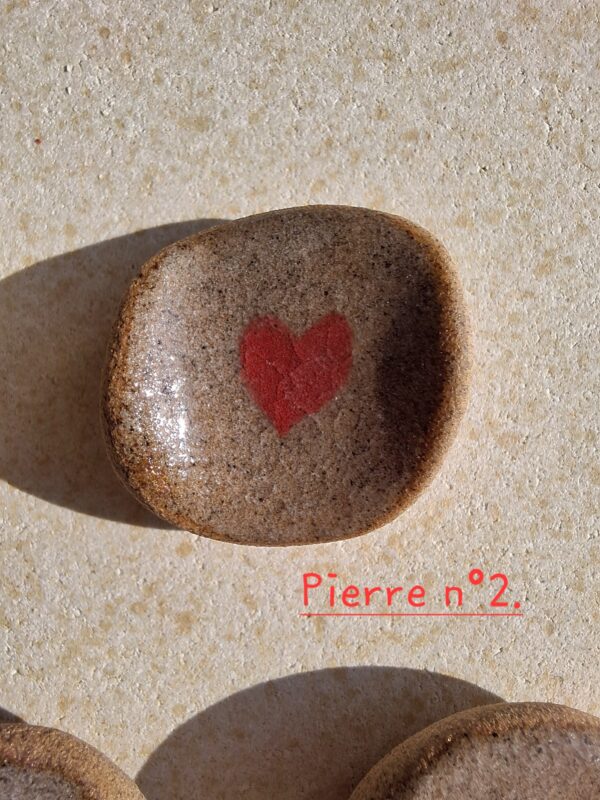 Pierre d'apaisement/ worry stone - Fond grès cœur rouge – Image 5