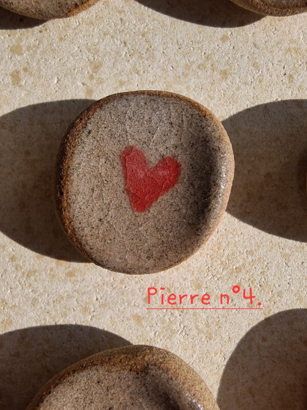 Pierre d'apaisement/ worry stone - Fond grès cœur rouge – Image 7