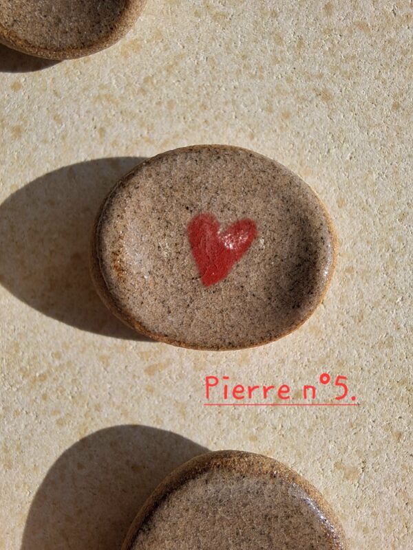 Pierre d'apaisement/ worry stone - Fond grès cœur rouge – Image 8