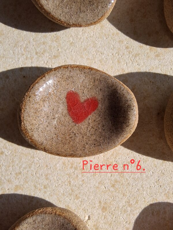 Pierre d'apaisement/ worry stone - Fond grès cœur rouge – Image 9