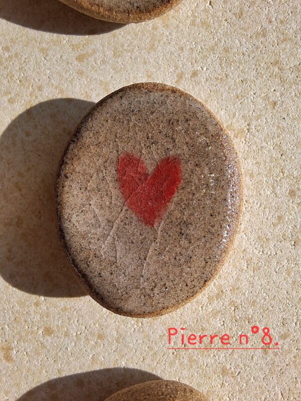 Pierre d'apaisement/ worry stone - Fond grès cœur rouge – Image 11