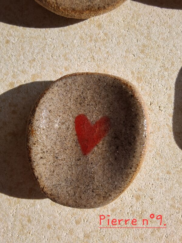 Pierre d'apaisement/ worry stone - Fond grès cœur rouge – Image 12