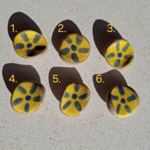 Pierre d’apaisement/ worry stone – Jaune fleur bleue