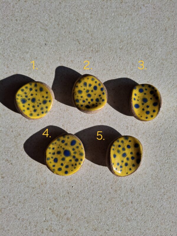 Pierre d'apaisement/ worry stone - Fond jaune pois bleu – Image 3