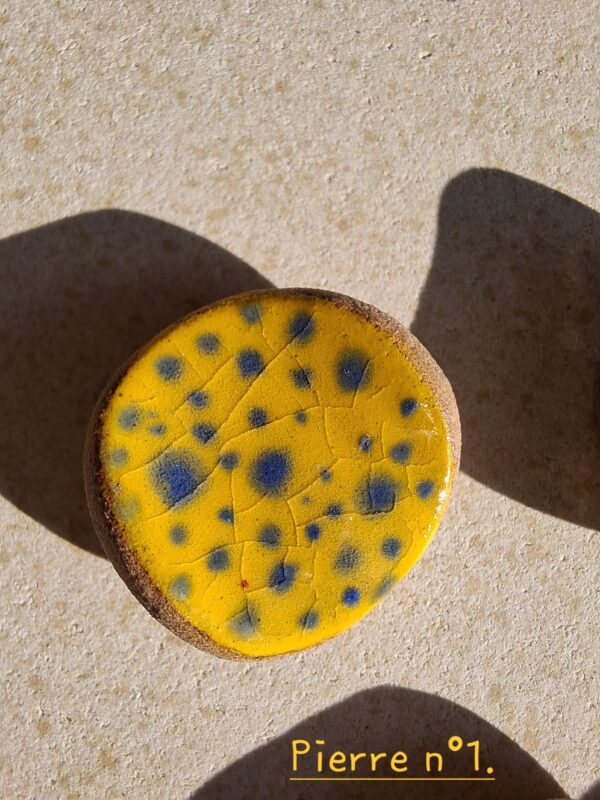 Pierre d'apaisement/ worry stone - Fond jaune pois bleu – Image 4