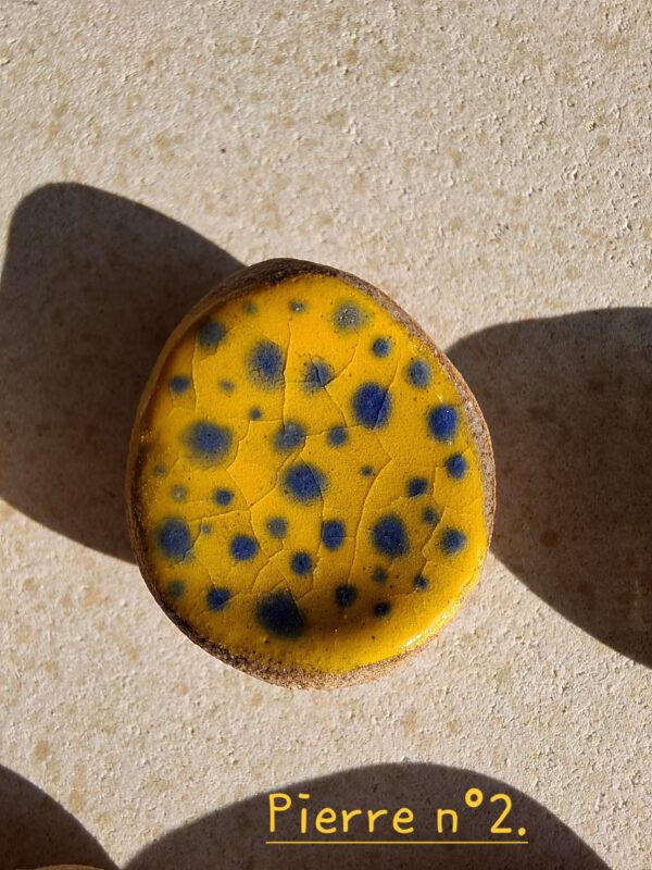 Pierre d'apaisement/ worry stone - Fond jaune pois bleu – Image 5