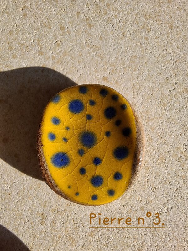 Pierre d'apaisement/ worry stone - Fond jaune pois bleu – Image 6