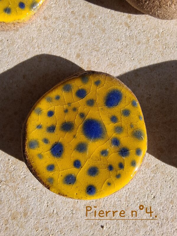 Pierre d'apaisement/ worry stone - Fond jaune pois bleu – Image 7