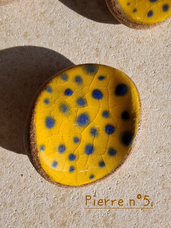 Pierre d'apaisement/ worry stone - Fond jaune pois bleu – Image 8