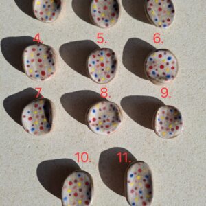 Pierre d’apaisement/ worry stone – Fond blanc pois multicolores