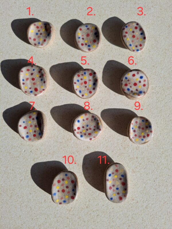 Pierre d'apaisement/ worry stone - Fond blanc pois multicolores – Image 2
