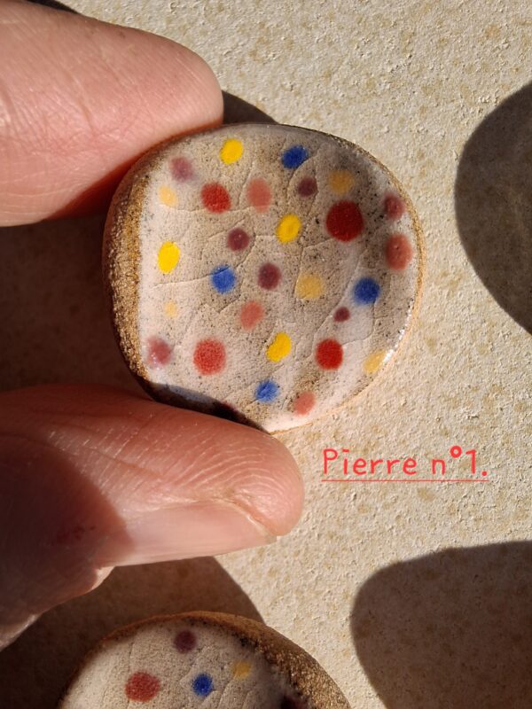 Pierre d'apaisement/ worry stone - Fond blanc pois multicolores – Image 4