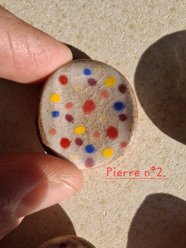Pierre d'apaisement/ worry stone - Fond blanc pois multicolores – Image 5