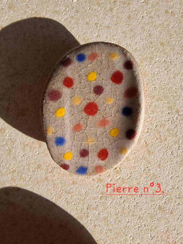 Pierre d'apaisement/ worry stone - Fond blanc pois multicolores – Image 6
