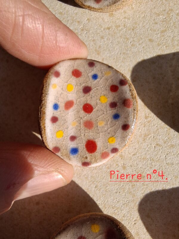 Pierre d'apaisement/ worry stone - Fond blanc pois multicolores – Image 7