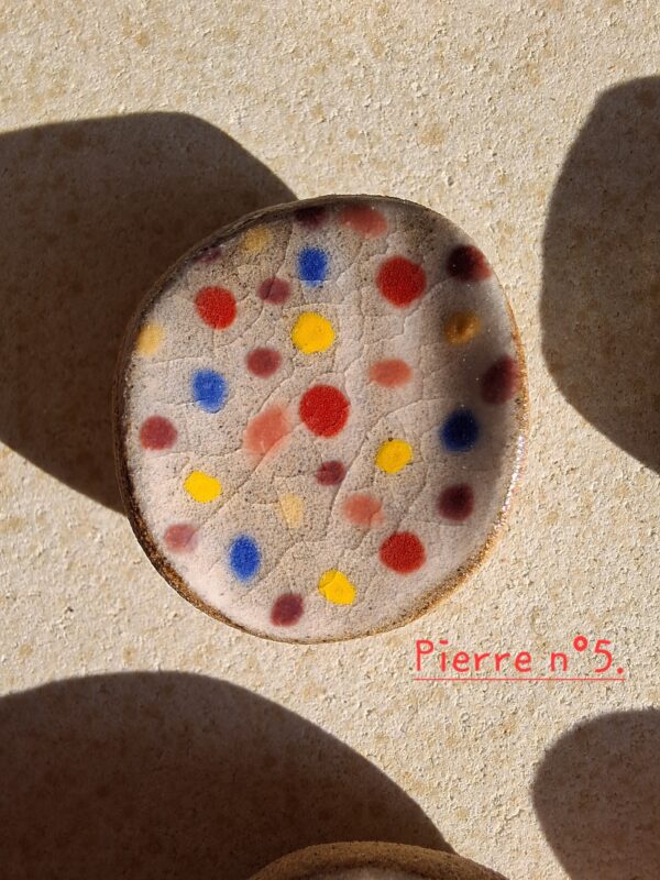 Pierre d'apaisement/ worry stone - Fond blanc pois multicolores – Image 8