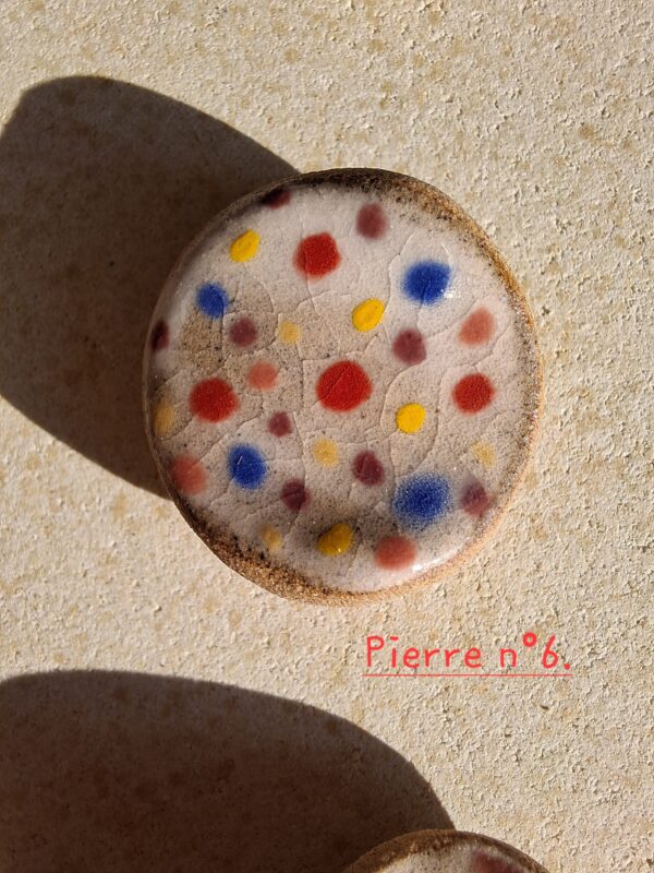 Pierre d'apaisement/ worry stone - Fond blanc pois multicolores – Image 9