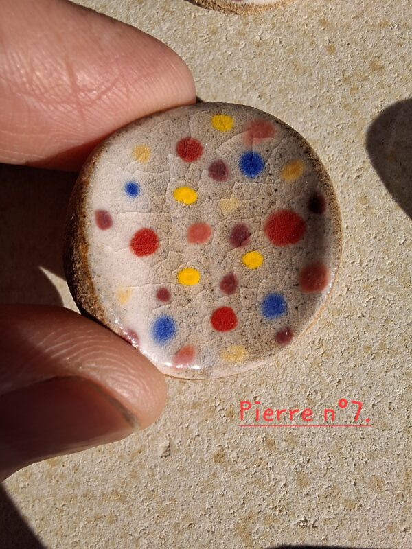 Pierre d'apaisement/ worry stone - Fond blanc pois multicolores – Image 10