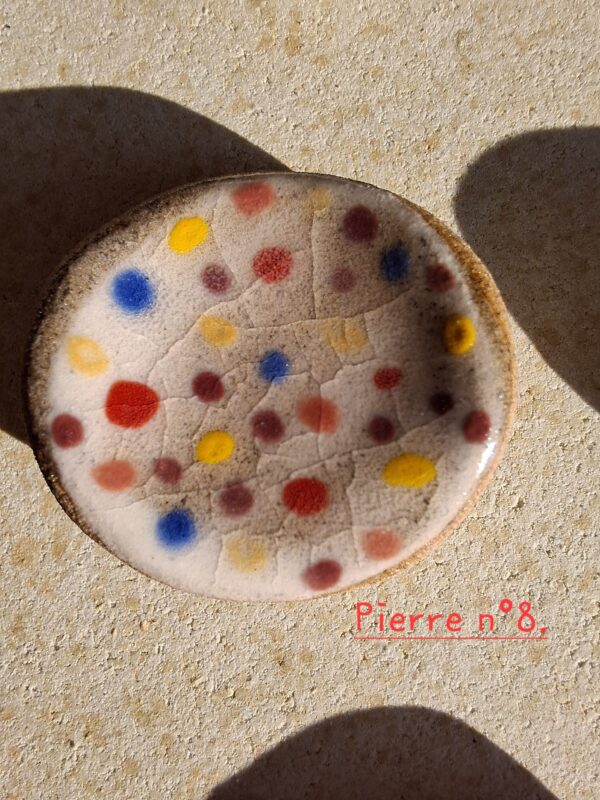 Pierre d'apaisement/ worry stone - Fond blanc pois multicolores – Image 11