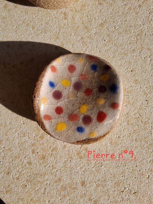 Pierre d'apaisement/ worry stone - Fond blanc pois multicolores – Image 12