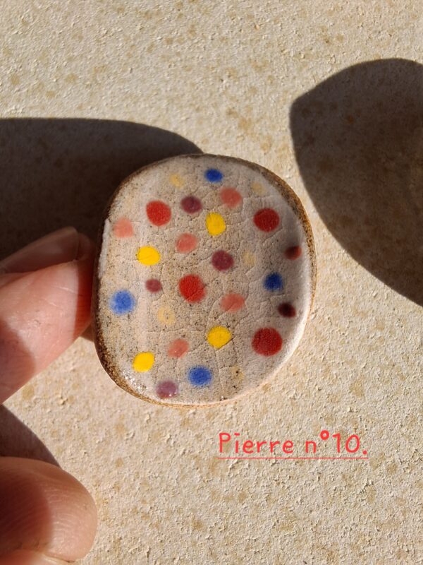 Pierre d'apaisement/ worry stone - Fond blanc pois multicolores – Image 13
