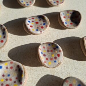 Pierre d’apaisement/ worry stone – Fond blanc pois multicolores