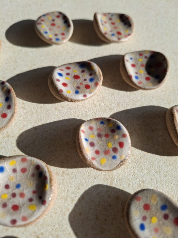 Pierre d'apaisement/ worry stone - Fond blanc pois multicolores