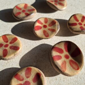 Pierre d’apaisement/ worry stone – Fond saumon fleur rouge