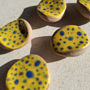 Pierre d’apaisement/ worry stone – Fond jaune pois bleu