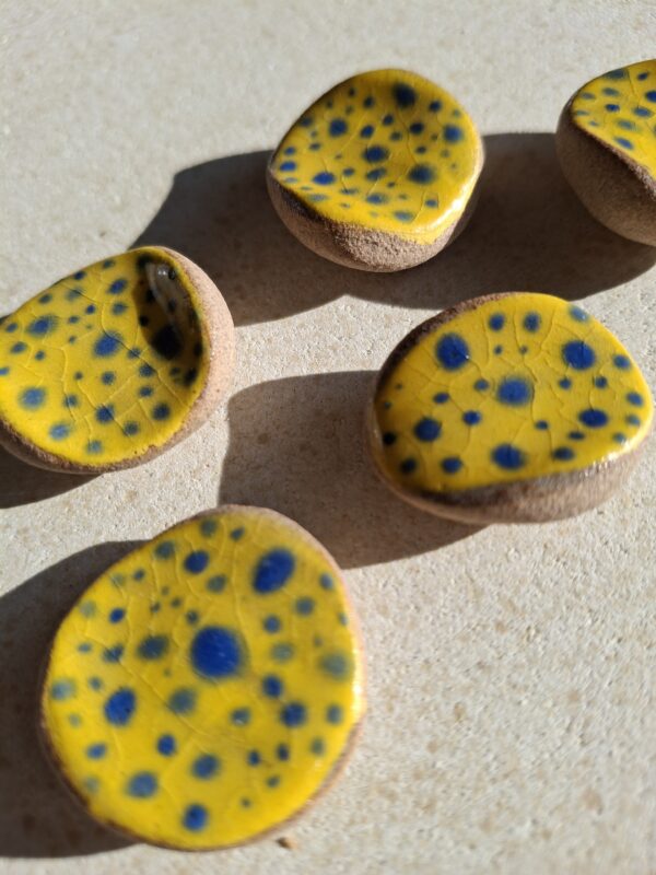 Pierre d'apaisement/ worry stone - Fond jaune pois bleu