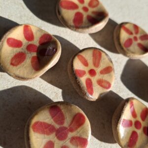 Pierre d’apaisement/ worry stone – Fond saumon fleur rouge
