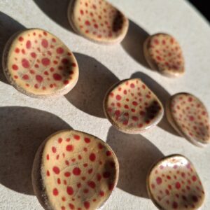 Pierre d’apaisement/ worry stone – Fond saumon pois rouge