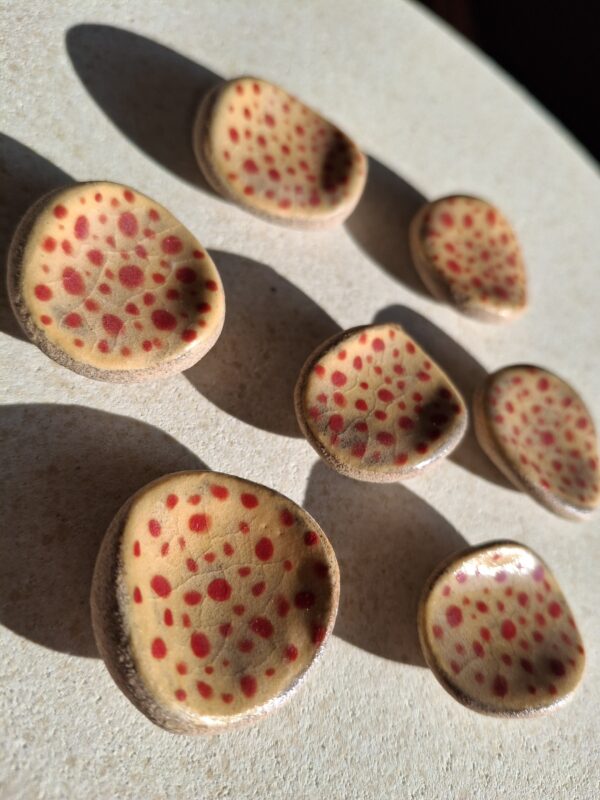 Pierre d'apaisement/ worry stone - Fond saumon pois rouge
