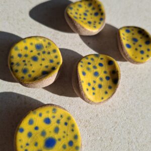 Pierre d’apaisement/ worry stone – Fond jaune pois bleu