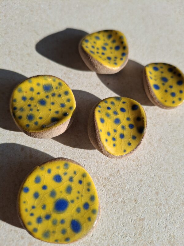 Pierre d'apaisement/ worry stone - Fond jaune pois bleu – Image 2