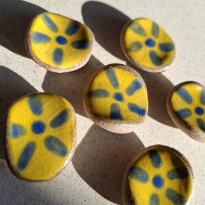Pierre d’apaisement/ worry stone – Jaune fleur bleue