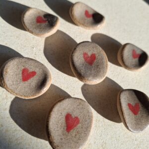 Pierre d’apaisement/ worry stone – Fond grès cœur rouge