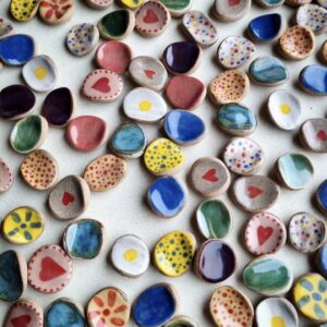 Pierre d’apaisement/ worry stone – Fond blanc pois multicolores