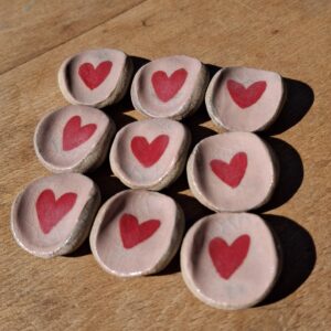 Pierre d’apaisement/ worry stone – Cœur rouge fond rose