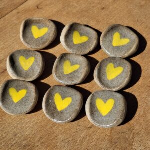 Pierre d’apaisement/ worry stone – Cœur jaune