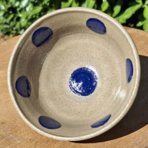 Petit bol pois bleus en grès de Moutiers en Puisaye – 25 cl