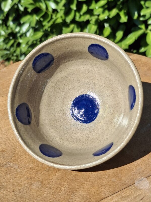 Petit bol pois bleus en grès de Moutiers en Puisaye - 25 cl – Image 2