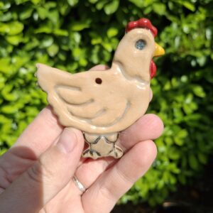 Décoration de mur, petite poule en grès de Saint-Amand-en-Puisaye ou grès Cagnat