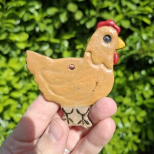 Décoration de mur, petite poule en grès de Saint-Amand-en-Puisaye ou grès Cagnat